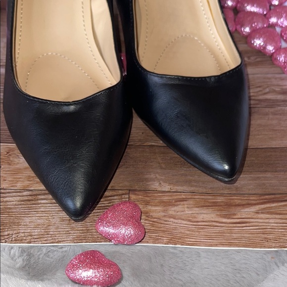 Jaclyn Smith Black Heels with Pointed Toe and Sleek Design - Picture 2 of 9